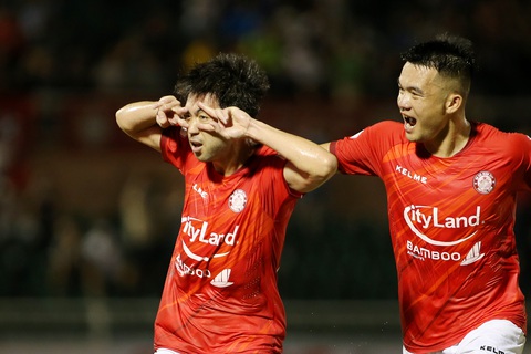 Lee Nguyễn ghi bàn ở phút 90+9, CLB TP.HCM thắng sát nút Sài Gòn - Ảnh 2. Lee Nguyễn ghi bàn ở phút 90+9, CLB TP.HCM thắng sát nút Sài Gòn - Ảnh 2.