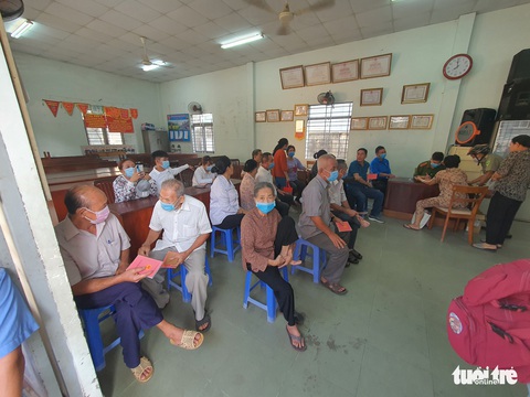 Xe lưu động đến tận khu phố làm căn cước gắn chip cho dân - Ảnh 2. Xe lưu động đến tận khu phố làm căn cước gắn chip cho dân - Ảnh 2.