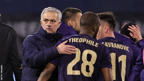 HLV Mourinho xin lỗi sau khi Tottenham bị loại đau đớn - Ảnh 1. HLV Mourinho xin lỗi sau khi Tottenham bị loại đau đớn - Ảnh 1.