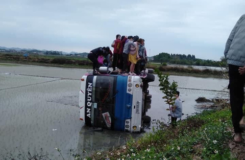 Tránh xe máy, ôtô chở 40 công nhân bay xuống ruộng - Ảnh 1. Tránh xe máy, ôtô chở 40 công nhân bay xuống ruộng - Ảnh 1.