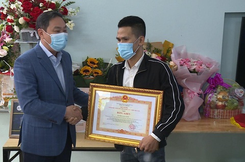 Trao bằng khen của Thủ tướng cho người cứu bé gái rơi tầng 12 chung cư - Ảnh 1. Trao bằng khen của Thủ tướng cho người cứu bé gái rơi tầng 12 chung cư - Ảnh 1.