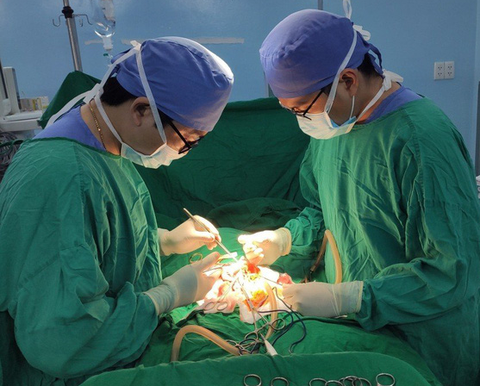 Bé trai nuốt chuỗi hạt kim loại và nam châm gây thủng ruột - Ảnh 1. Bé trai nuốt chuỗi hạt kim loại và nam châm gây thủng ruột - Ảnh 1.