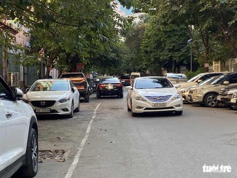 Phải trả lại vỉa hè, đường sá cho khu đô thị của chúng tôi - Ảnh 1. Phải trả lại vỉa hè, đường sá cho khu đô thị của chúng tôi - Ảnh 1.