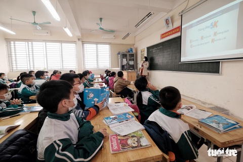 Học sinh Hà Nội háo hức đi học trở lại sau 30 ngày - Ảnh 1. Học sinh Hà Nội háo hức đi học trở lại sau 30 ngày - Ảnh 1.