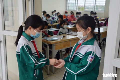 Học sinh Hà Nội háo hức đi học trở lại sau 30 ngày - Ảnh 6. Học sinh Hà Nội háo hức đi học trở lại sau 30 ngày - Ảnh 6.