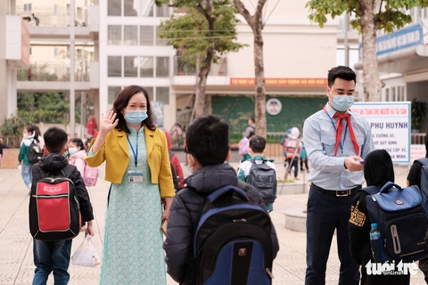 Học sinh Hà Nội háo hức đi học trở lại sau 30 ngày - Ảnh 8. Học sinh Hà Nội háo hức đi học trở lại sau 30 ngày - Ảnh 8.