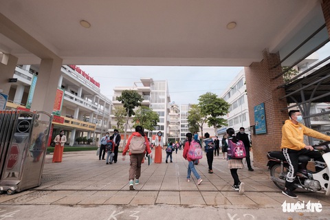 Học sinh Hà Nội háo hức đi học trở lại sau 30 ngày - Ảnh 4. Học sinh Hà Nội háo hức đi học trở lại sau 30 ngày - Ảnh 4.