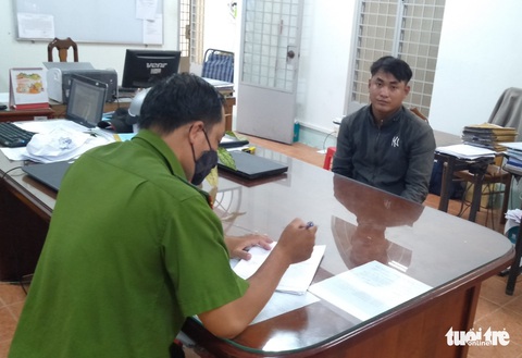 Bắt nghi phạm dùng kiếm giọt lệ chém đứt gần lìa cánh tay của chủ nợ - Ảnh 1. Bắt nghi phạm dùng kiếm giọt lệ chém đứt gần lìa cánh tay của chủ nợ - Ảnh 1.