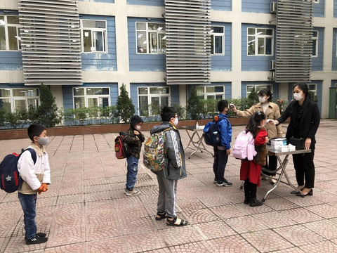 Trường học Hà Nội phòng dịch nghiêm ngặt để đón gần 2 triệu học sinh đi học lại - Ảnh 2. Trường học Hà Nội phòng dịch nghiêm ngặt để đón gần 2 triệu học sinh đi học lại - Ảnh 2.