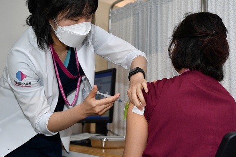Vaccine COVID-19 của Pfizer có thể kém hiệu quả hơn với người béo phì - Ảnh 1. Vaccine COVID-19 của Pfizer có thể kém hiệu quả hơn với người béo phì - Ảnh 1.