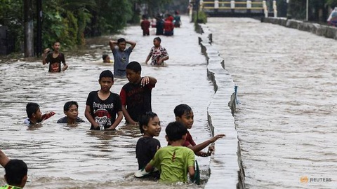 Hàng ngàn trẻ thành mồ côi ở Indonesia vì mất cha mẹ do dịch bệnh - Ảnh 2. Hàng ngàn trẻ thành mồ côi ở Indonesia vì mất cha mẹ do dịch bệnh - Ảnh 2.