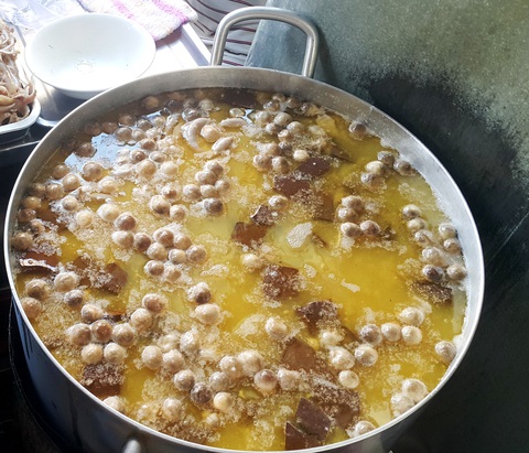 Sài Gòn bao dung - TP.HCM nghĩa tình: Tô cháo huyết - Ảnh 2. Sài Gòn bao dung - TP.HCM nghĩa tình: Tô cháo huyết - Ảnh 2.