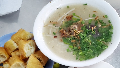 Sài Gòn bao dung - TP.HCM nghĩa tình: Tô cháo huyết - Ảnh 1. Sài Gòn bao dung - TP.HCM nghĩa tình: Tô cháo huyết - Ảnh 1.
