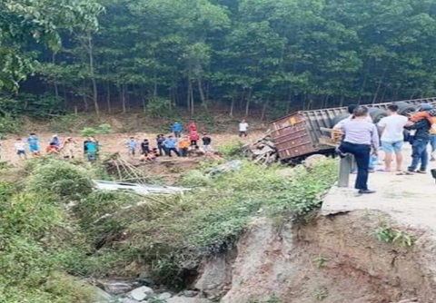 Xe container mất thắng lao vào 4 ô tô, hai người bị thương rất nặng - Ảnh 3. Xe container mất thắng lao vào 4 ô tô, hai người bị thương rất nặng - Ảnh 3.