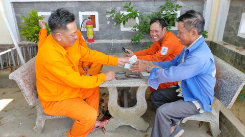 Nhân viên điện lực nhặt được của rơi trả lại người mất - Ảnh 1. Nhân viên điện lực nhặt được của rơi trả lại người mất - Ảnh 1.