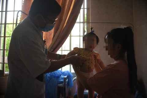 Hơn 200 người bị nôn ói, đau bụng chưa rõ nguyên nhân - Ảnh 1. Hơn 200 người bị nôn ói, đau bụng chưa rõ nguyên nhân - Ảnh 1.