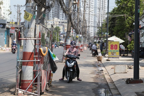 2 hộ dân không cho đặt trạm biến áp, 80 trụ điện đứng chờ giữa đường - Ảnh 1. 2 hộ dân không cho đặt trạm biến áp, 80 trụ điện đứng chờ giữa đường - Ảnh 1.