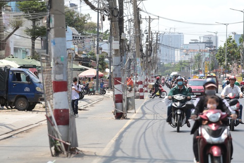 2 hộ dân không cho đặt trạm biến áp, 80 trụ điện đứng chờ giữa đường - Ảnh 2. 2 hộ dân không cho đặt trạm biến áp, 80 trụ điện đứng chờ giữa đường - Ảnh 2.