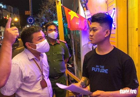 Hàng quán ở Phố Tây Bùi Viện phải ký cam kết giảm tiếng ồn - Ảnh 2. Hàng quán ở Phố Tây Bùi Viện phải ký cam kết giảm tiếng ồn - Ảnh 2.