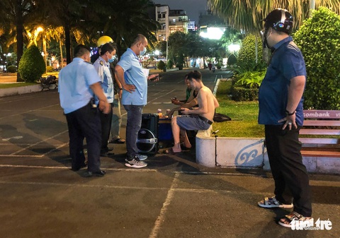 Hàng quán ở Phố Tây Bùi Viện phải ký cam kết giảm tiếng ồn - Ảnh 6. Hàng quán ở Phố Tây Bùi Viện phải ký cam kết giảm tiếng ồn - Ảnh 6.