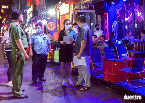 Hàng quán ở Phố Tây Bùi Viện phải ký cam kết giảm tiếng ồn - Ảnh 7. Hàng quán ở Phố Tây Bùi Viện phải ký cam kết giảm tiếng ồn - Ảnh 7.