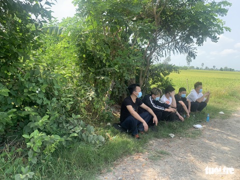 Dân báo 5 người Trung Quốc chờ người lạ ngoài đồng vắng, công an Châu Phú có mặt - Ảnh 1. Dân báo 5 người Trung Quốc chờ người lạ ngoài đồng vắng, công an Châu Phú có mặt - Ảnh 1.