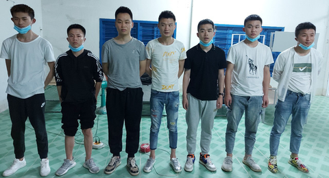 Bắt 7 người Trung Quốc xuất cảnh trái phép sang Campuchia - Ảnh 2. Bắt 7 người Trung Quốc xuất cảnh trái phép sang Campuchia - Ảnh 2.