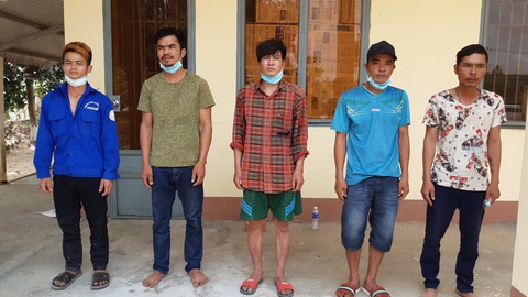 5 thanh niên từ Campuchia bơi qua sông biên giới, bị bắt trên đất liền Việt Nam - Ảnh 1. 5 thanh niên từ Campuchia bơi qua sông biên giới, bị bắt trên đất liền Việt Nam - Ảnh 1.