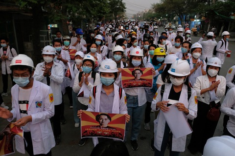 Bác sĩ, y tá ở Myanmar xuống đường biểu tình - Ảnh 2. Bác sĩ, y tá ở Myanmar xuống đường biểu tình - Ảnh 2.