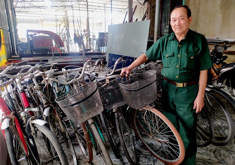 Cựu binh mua xe đạp cũ, sửa thành mới tặng học trò nghèo - Ảnh 1. Cựu binh mua xe đạp cũ, sửa thành mới tặng học trò nghèo - Ảnh 1.