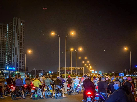 Hàng trăm quái xế chặn cao tốc làm đường đua: Cục CSGT xác định được một số người - Ảnh 3. Hàng trăm quái xế chặn cao tốc làm đường đua: Cục CSGT xác định được một số người - Ảnh 3.