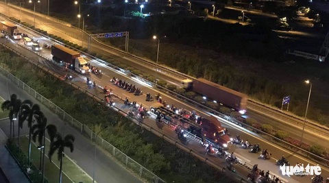Hàng trăm quái xế chặn cao tốc làm đường đua: Cục CSGT xác định được một số người - Ảnh 4. Hàng trăm quái xế chặn cao tốc làm đường đua: Cục CSGT xác định được một số người - Ảnh 4.