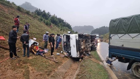 Xe khách chở 20 người từ Sơn La về Hà Nội lật trên quốc lộ 6, một người chết - Ảnh 2. Xe khách chở 20 người từ Sơn La về Hà Nội lật trên quốc lộ 6, một người chết - Ảnh 2.