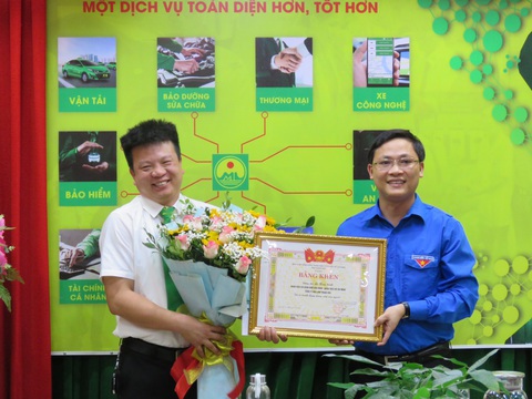 Cựu lính đặc công nước nhảy xuống sông cứu thiếu nữ gieo mình tự vẫn - Ảnh 1. Cựu lính đặc công nước nhảy xuống sông cứu thiếu nữ gieo mình tự vẫn - Ảnh 1.