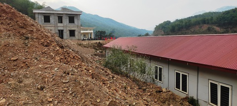 Di dời khẩn 75 ngôi mộ để xử lý sạt lở cạnh trường học - Ảnh 1. Di dời khẩn 75 ngôi mộ để xử lý sạt lở cạnh trường học - Ảnh 1.