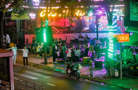 Mấy chục cái loa rao hàng phát một lúc... ai chịu nổi, còn khủng hơn karaoke - Ảnh 1. Mấy chục cái loa rao hàng phát một lúc... ai chịu nổi, còn khủng hơn karaoke - Ảnh 1.