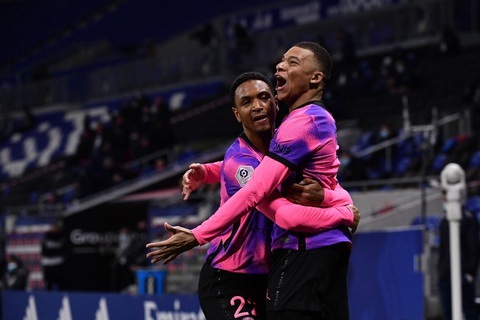 Mbappe tỏa sáng đưa PSG lên ngôi đầu bảng - Ảnh 1. Mbappe tỏa sáng đưa PSG lên ngôi đầu bảng - Ảnh 1.