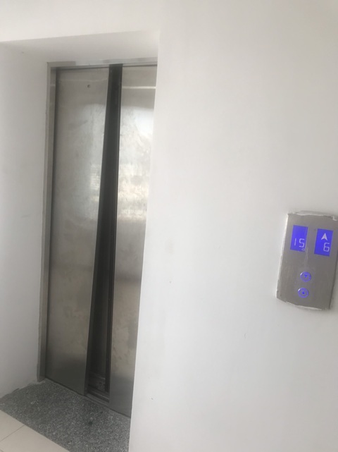 Thang máy rơi, kính vỡ, còi báo cháy bất thường... khiến dân chung cư hoảng hốt - Ảnh 3. Thang máy rơi, kính vỡ, còi báo cháy bất thường... khiến dân chung cư hoảng hốt - Ảnh 3.