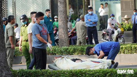 Chàng trai nước ngoài đang chạy xe máy, ngã lăn ra chết giữa đường - Ảnh 1. Chàng trai nước ngoài đang chạy xe máy, ngã lăn ra chết giữa đường - Ảnh 1.