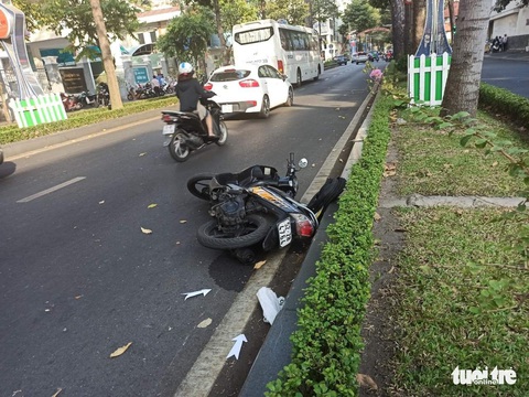 Chàng trai nước ngoài đang chạy xe máy, ngã lăn ra chết giữa đường - Ảnh 2. Chàng trai nước ngoài đang chạy xe máy, ngã lăn ra chết giữa đường - Ảnh 2.