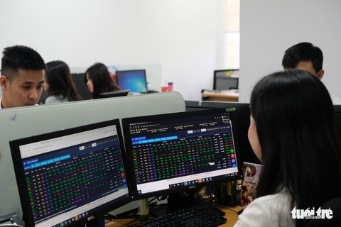 Lãnh đạo doanh nghiệp cùng người nhà đồng loạt bán cổ phiếu, thu hàng trăm tỉ - Ảnh 1. Lãnh đạo doanh nghiệp cùng người nhà đồng loạt bán cổ phiếu, thu hàng trăm tỉ - Ảnh 1.