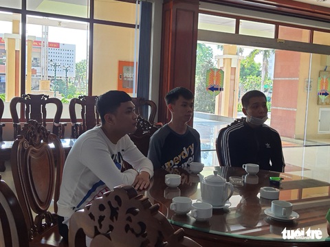 Thêm 3 nghi phạm trong vụ bắn nhau tại quán karaoke ra đầu thú - Ảnh 1. Thêm 3 nghi phạm trong vụ bắn nhau tại quán karaoke ra đầu thú - Ảnh 1.
