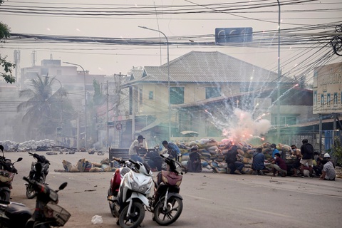 Người biểu tình Myanmar phản đối quân đội bằng... còi xe máy - Ảnh 1. Người biểu tình Myanmar phản đối quân đội bằng... còi xe máy - Ảnh 1.