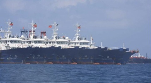 220 tàu tụ trên Biển Đông, Bắc Kinh nói chỉ là tàu cá cùng trú ẩn - Ảnh 1. 220 tàu tụ trên Biển Đông, Bắc Kinh nói chỉ là tàu cá cùng trú ẩn - Ảnh 1.
