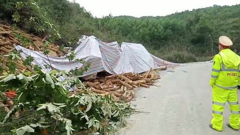 Vụ tai nạn làm 7 người ở Thanh Hóa thiệt mạng: xe tải chỉ được phép chở 2 người - Ảnh 2. Vụ tai nạn làm 7 người ở Thanh Hóa thiệt mạng: xe tải chỉ được phép chở 2 người - Ảnh 2.