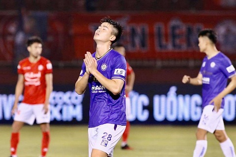 Chiến thắng đậm của CLB Hà Nội trước CLB TP.HCM lu mờ bởi chấn thương của Hùng Dũng - Ảnh 1. Chiến thắng đậm của CLB Hà Nội trước CLB TP.HCM lu mờ bởi chấn thương của Hùng Dũng - Ảnh 1.