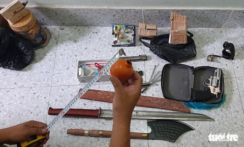 Bắt 12 người trong chuyên án phá băng nhóm cho vay lãi nặng, đòi nợ thuê - Ảnh 2. Bắt 12 người trong chuyên án phá băng nhóm cho vay lãi nặng, đòi nợ thuê - Ảnh 2.