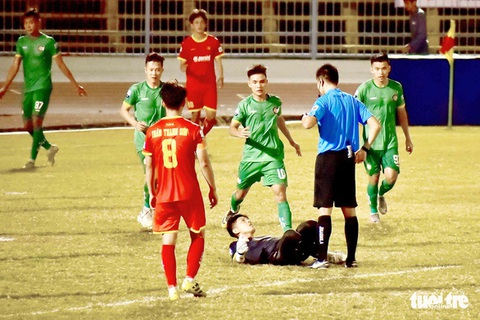 Thủ môn Thanh Vũ bị “treo giò” 3 trận, phạt 10 triệu đồng vì màn ăn mừng khiêu khích - Ảnh 1. Thủ môn Thanh Vũ bị “treo giò” 3 trận, phạt 10 triệu đồng vì màn ăn mừng khiêu khích - Ảnh 1.
