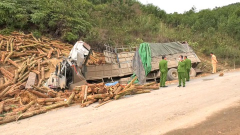 Kiểm tra doanh nghiệp có xe chở gỗ bị tai nạn làm 7 người chết ở Thanh Hóa - Ảnh 1. Kiểm tra doanh nghiệp có xe chở gỗ bị tai nạn làm 7 người chết ở Thanh Hóa - Ảnh 1.