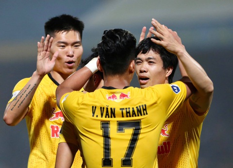 Cú sút xa chân trái ghi bàn đẳng cấp của Công Phượng mở ra thắng lợi cho Hoàng Anh Gia Lai - Ảnh 2. Cú sút xa chân trái ghi bàn đẳng cấp của Công Phượng mở ra thắng lợi cho Hoàng Anh Gia Lai - Ảnh 2.
